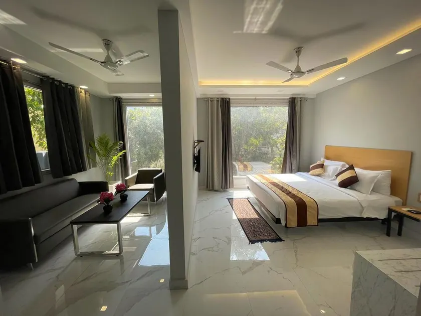A modern service apartment just 12 mins from Cyber City - Image 1