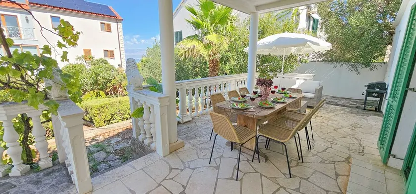 Charming family house with large terrace and gardens, 200m from the beach - Image 1