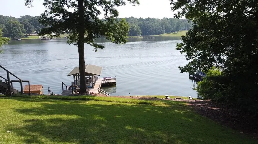 Beau Lakehouse 4 chambres sur une crique en eau profonde sur le lac Greenwood. - Image 1