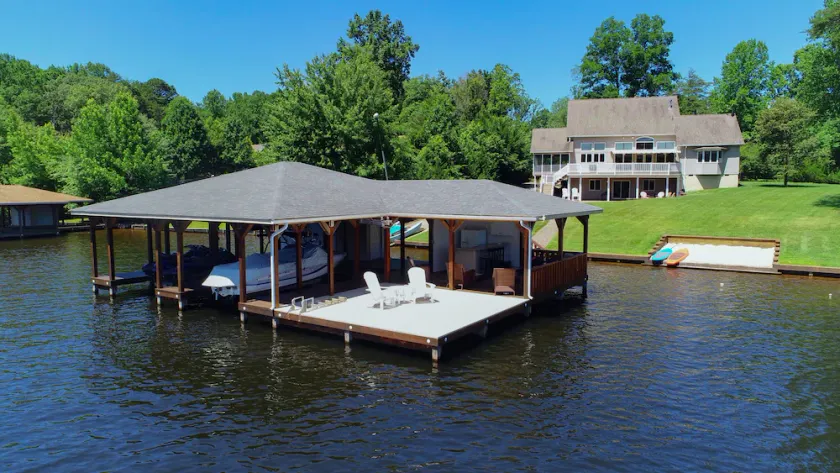 NY LISTE (nye ejere)! Luksus LAKEFRONT hjem m / overdækket dock-offentlig side - Image 1