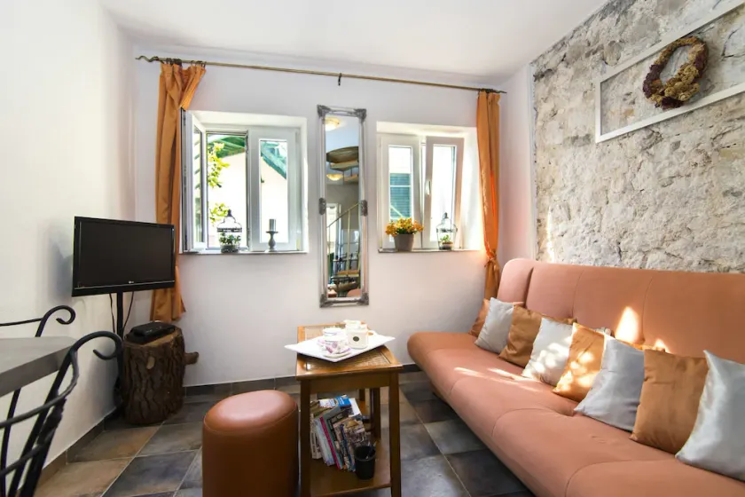 House Lea - Image 1