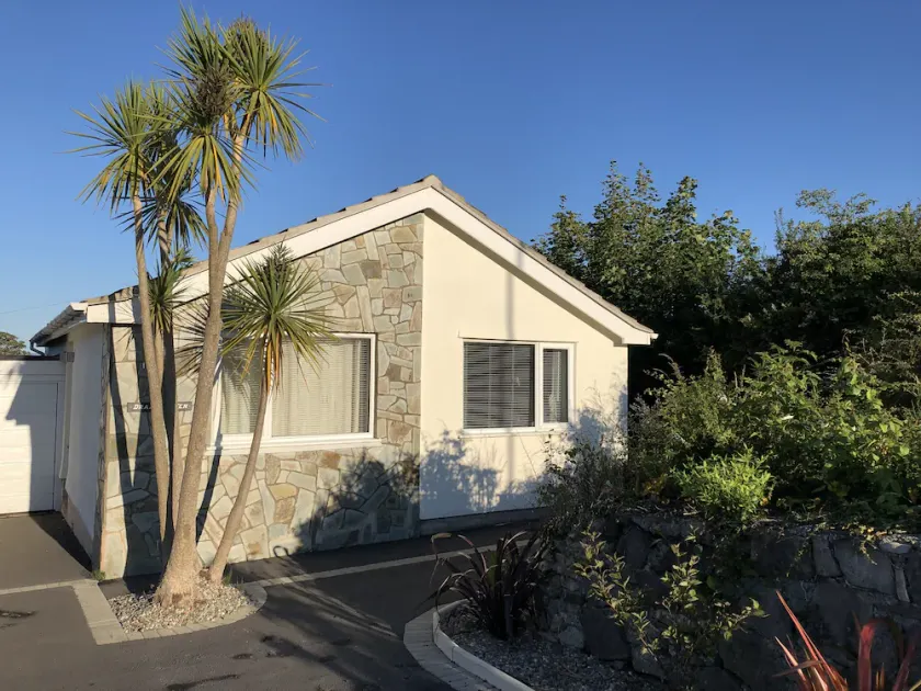 Close to beach and coastal path with sea and mountain views. Pet friendly! - Image 1