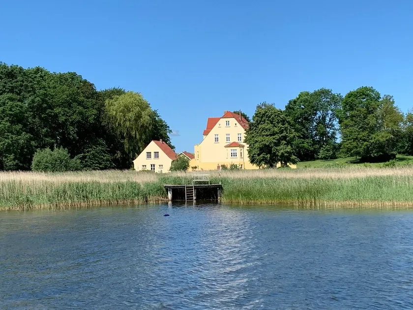 Apartamento vacacional \"Gut Grubnow Rügen - 1\" con vistas al lago, jardín compartido y Wi-Fi - Image 1