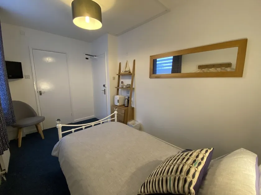 Comfy & Cosy Room by the Sea - Image 1