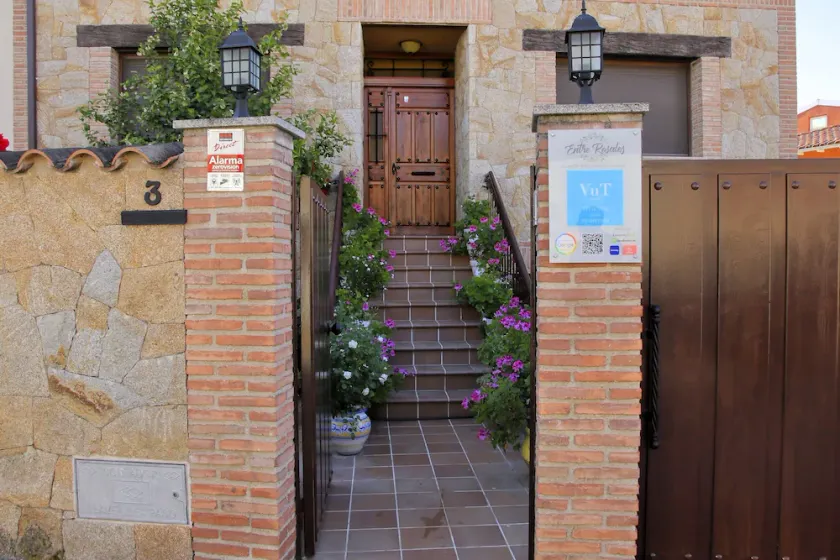 Casa de Lujo con Encanto y Piscina Dentro de Candeleda - Image 1