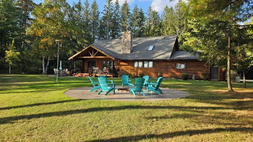 Luxurious Northwoods Log Lake house with over 500ft of lake frontage on 15 acres - Image 1