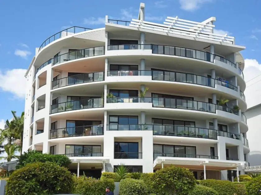 Spacious 3 bedroom 2 bathroom apartment with water views - Image 1