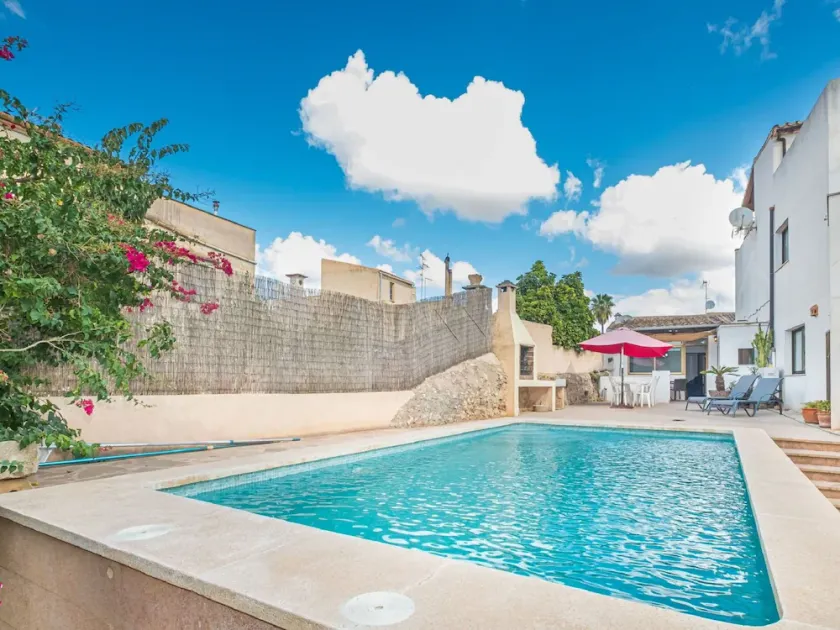 Smuk privat feriebolig for 4 gæster med klimaanlæg, privat pool, TV, terrasse og kæledyr tilladt - Image 1
