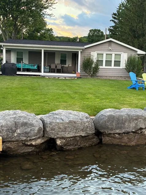 Spring Summer specials on cozy newly renovated cottage with AC right on the lake - Image 1