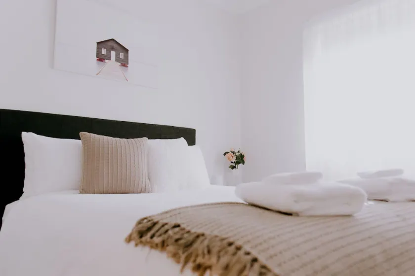 Quiet relaxing Location,2 Bedroom 2 Bathroom Guesthouse.Walking distance to CBD. - Image 1