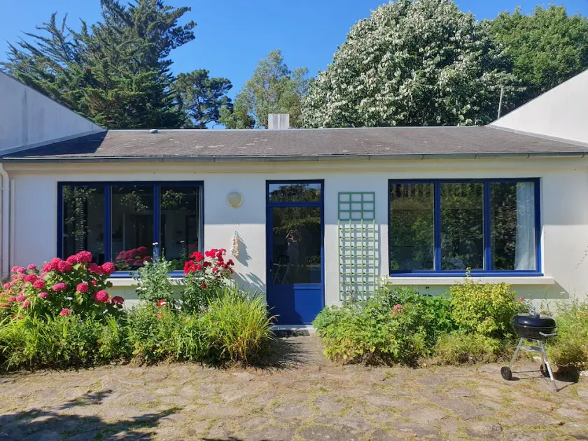 Small seaside house, bright, very quiet, very large garden, Quimiac  - Image 1