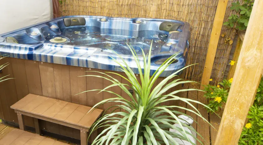 2 bedroom holiday home with hot tub - Image 1