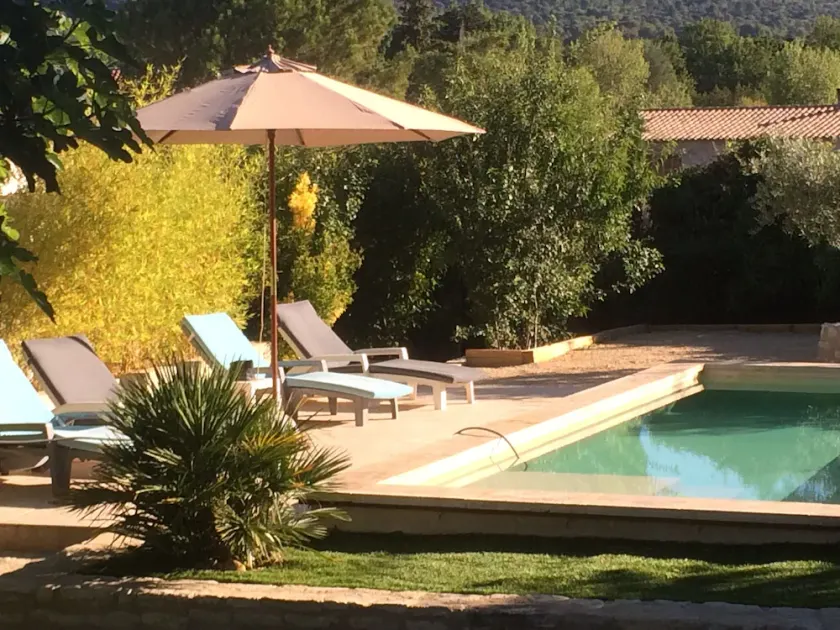 RAVISSANT PETIT BASTIDON PROVENCAL  AVEC PISCINE ET JARDIN  PRIVATIFS A LOURMARI - Image 1