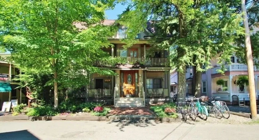 12 Morris 4 2 Bedroom Condo By Redawning - Image 1
