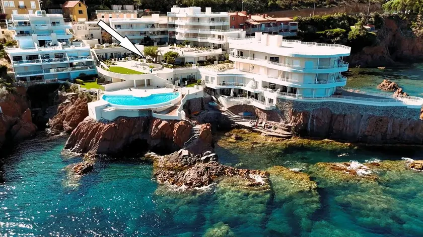 WATERFRONT, APT. 55m² SEA VIEW + SOUTH TERRACE-GARDEN of 45m² + SWIMMING POOL - Image 1