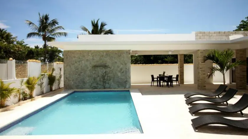4BD oceanfront villa with pool, right on a long stretch of sandy beach - Image 1