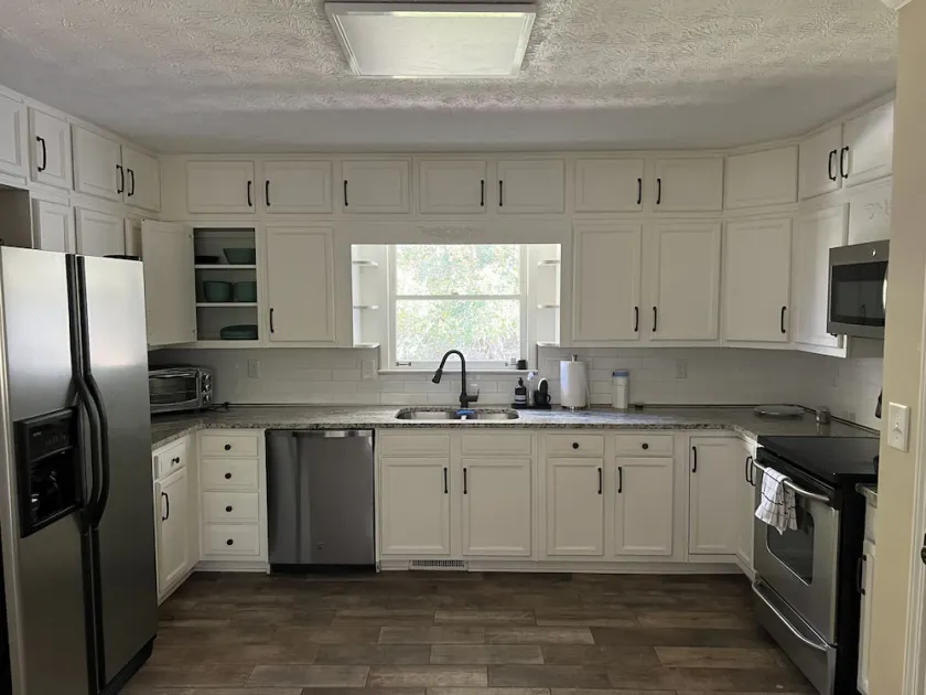 ALL DECKED OUT Secluded Spacious home with POOL Close to the city ! - Image 1