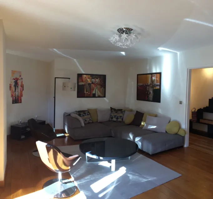 Meget lys lejlighed med 5 værelser, 9. etage, ideelt placeret - Image 1
