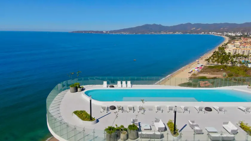 Amazing Jewel Beach front Condo with great views - Image 1