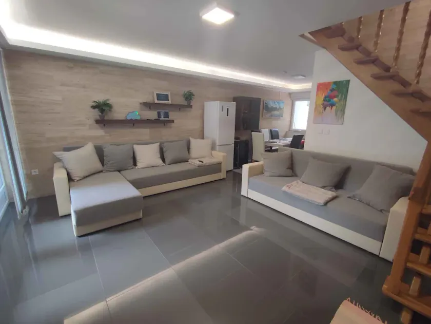 Holiday home, modern and beautifully furnished, with Wi-Fi and air conditioning - Image 1