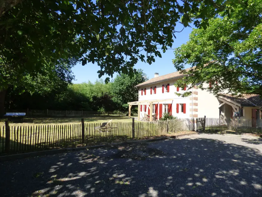 Large house between the lake and the forest - Image 1