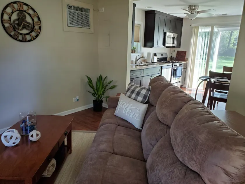 Cozy Cabin In Roselle - Image 1