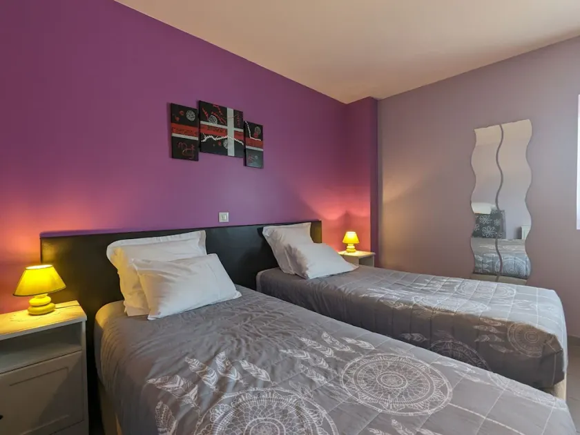 Spacieuse Chambre avec Salle d'Eau Privée à Louer dans Maison d'Hôtes Contemporaine - FR-1-591-606 - Image 1