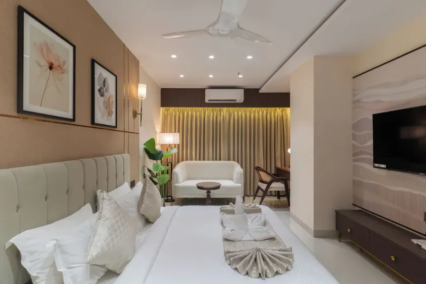 Hotel Lohara Inn - Image 1