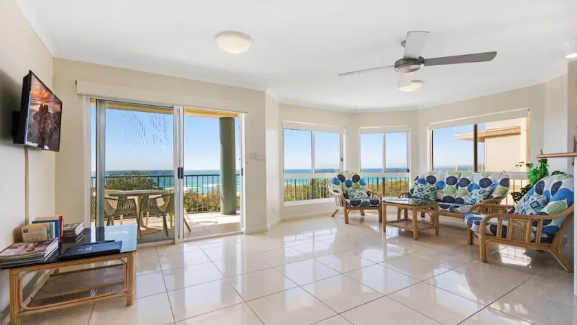 Pacific Waves Apartments - Image 1