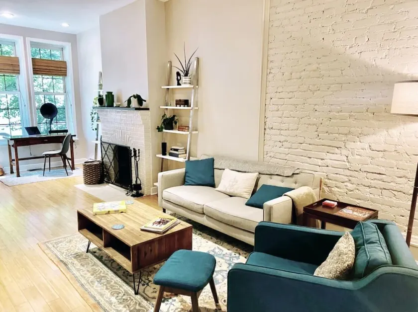 Spacious Row House in Hip and Historic Location - Image 1