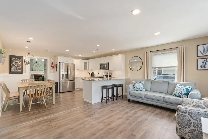 Updated open concept beach house. 1.5 blocks to bay beach and Harpoon’s! - Image 1