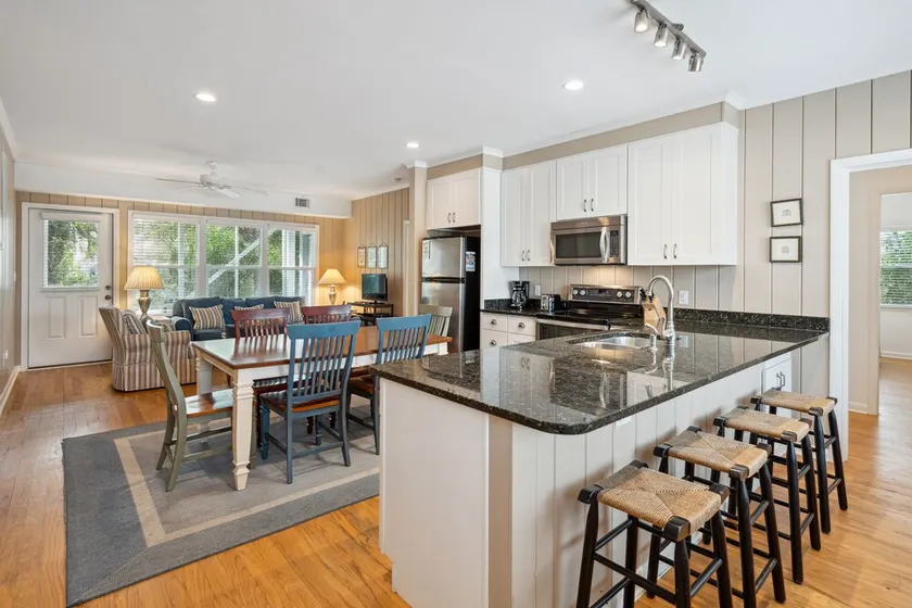 Walk to beach, screened porch, single level, updated kitchen and baths! - Image 1