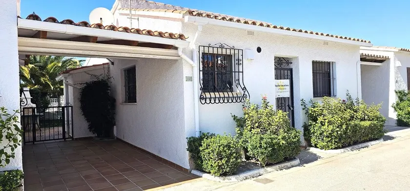 Beautiful little villa NUEVA PLAYA, with private garden, just on the beach front of Les Deveses - Image 1