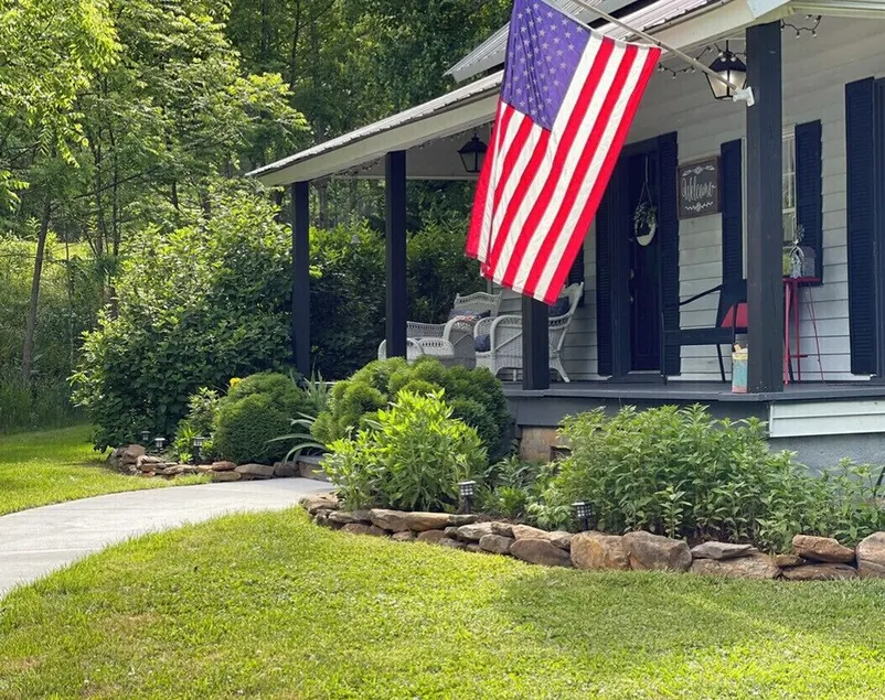 Bondegården ligger i de smukke bjerge i det vestlige North Carolina. - Image 1