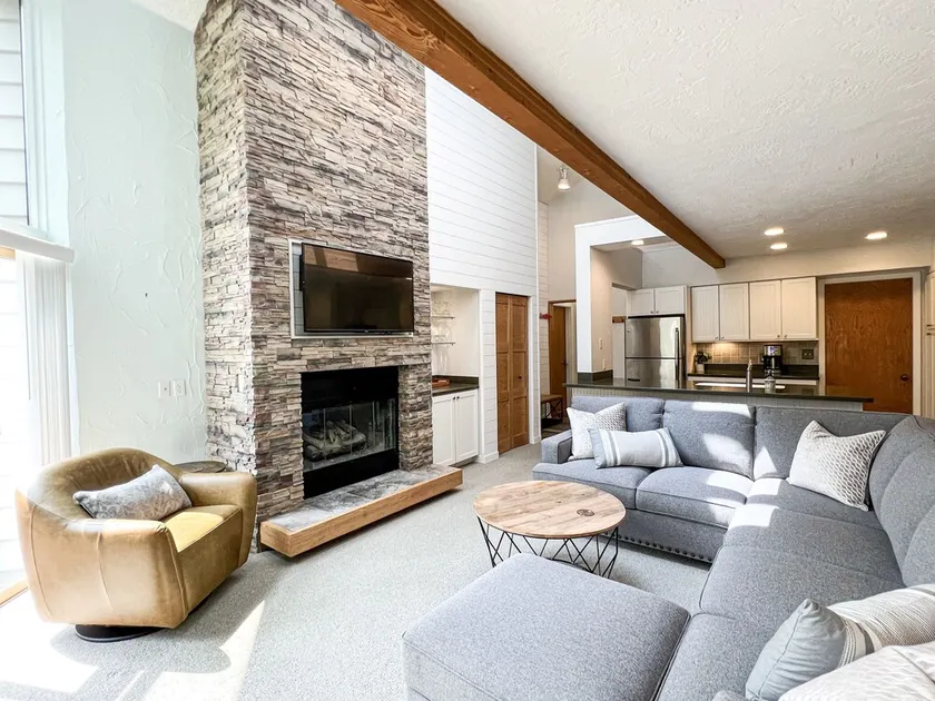 Nicely Decorated 3 Bd LAKESIDE CLUB #56 - Close to Ski Hills + Indoor pool! - Image 1