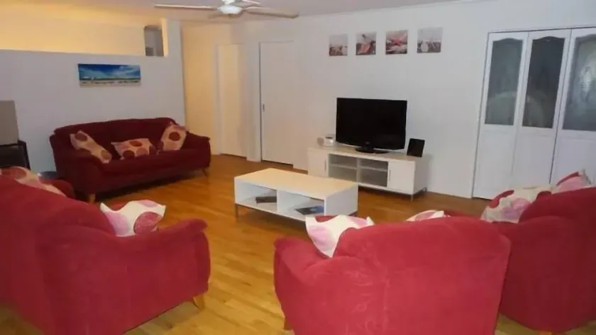 Maloneys Beach House - pet friendly and directly opposite Maloneys beach - Image 1
