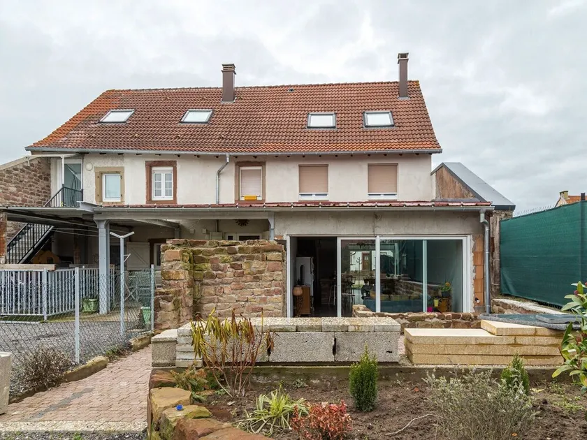 Renoveret landsbyhus med lukket have - Image 1