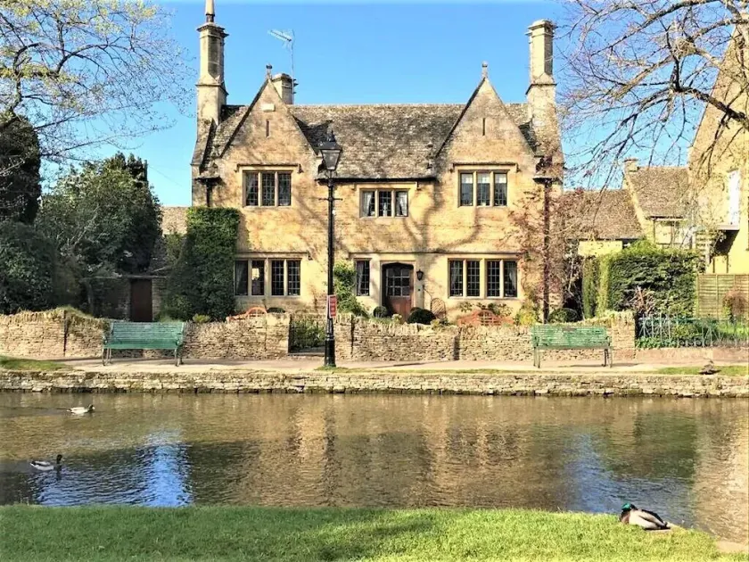 Iconic  Luxury Detached Period House on the River Bank with parking. - Image 1