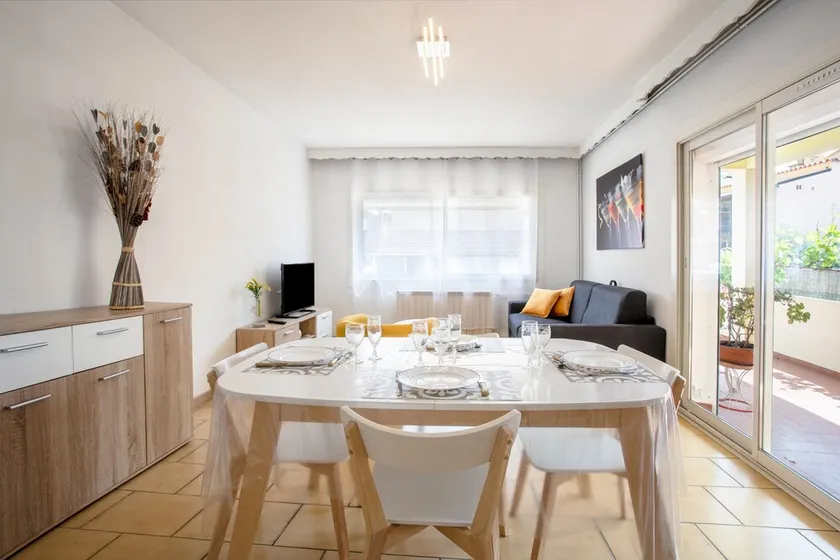 Holiday Apartment \"Location La Londe\" with Private Garden & Wi-Fi - Image 1