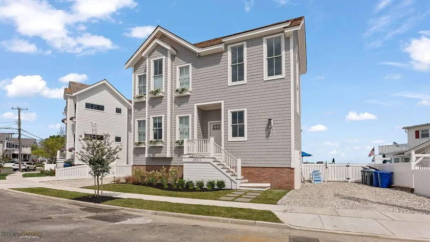 EXCEPTIONAL LUXURY, CUSTOM, NEW CONSTRUCTION BAY FRONT HOME WITH POOL AND 3-STOP ELEVATOR. - Image 1
