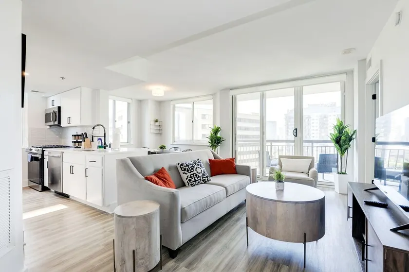 Luxury Apt: Pool & Gym, Near DC & Airport - Image 1