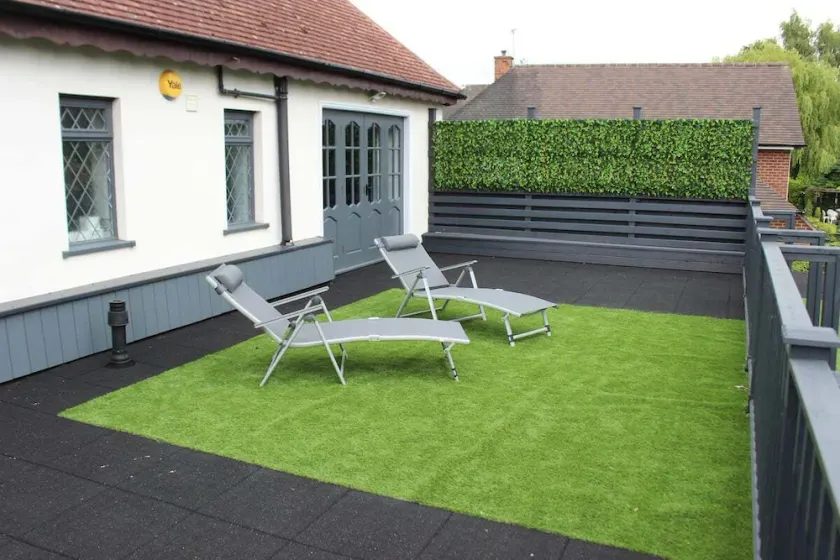 Spacious 6 bedroom home with outdoor dining area - Image 1