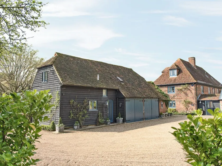 3 bedroom accommodation in Hunton - Image 1