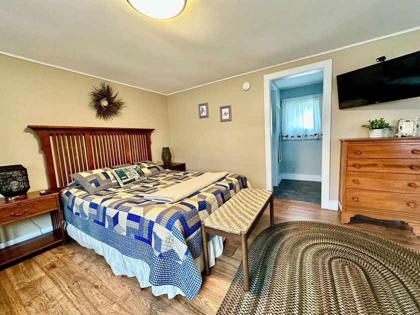 Lovely and Spacious Studio with Full Bath and Kitchen! - Image 1