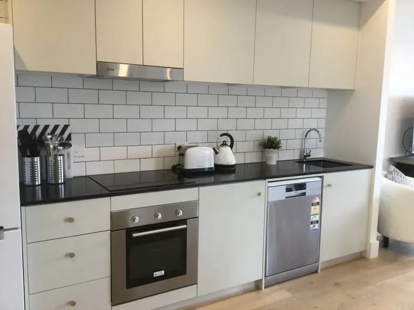Self-contained one bedroom apartment - Kingston Foreshore on your doorstep - Image 1