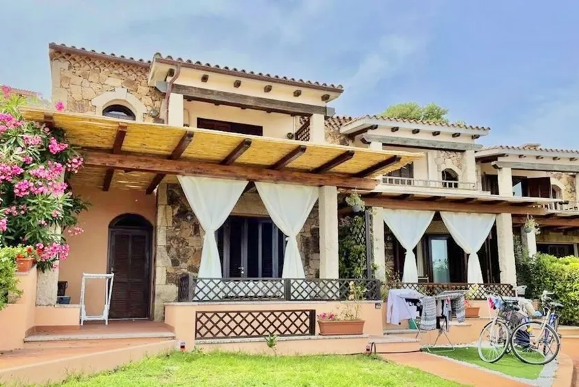 Nestled against a hill from which it takes its name, in one of the most prestigious areas of San Teodoro, lies the Citai apartment with sea view on Via Ticino, in a beautiful panoramic position.It is located on the ground floor with a garden or covered v - Image 1