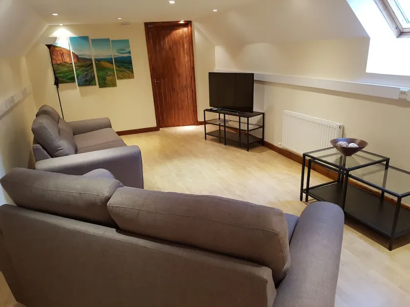 Spacious self-contained apartment with private access - Image 1