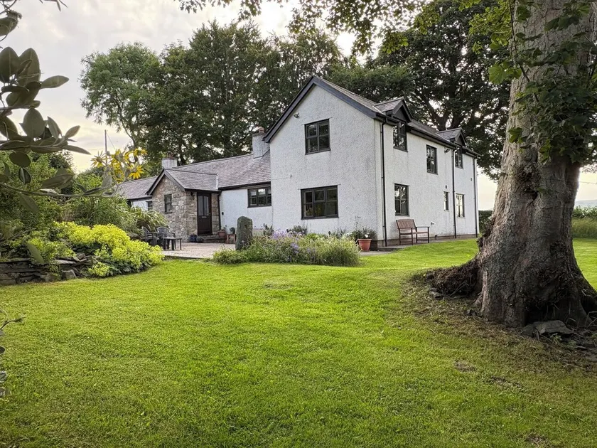 GARTH COTTAGE, pet friendly, luxury holiday cottage in Denbigh - Image 1