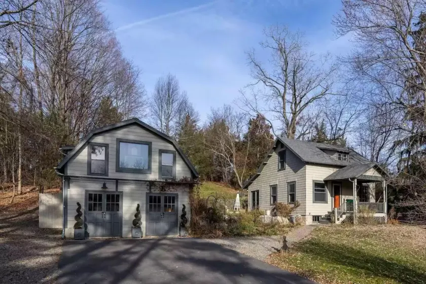 Rustic Catskill cottage, 10 min to Hudson, 30 minutes to popular ski area skiing - Image 1
