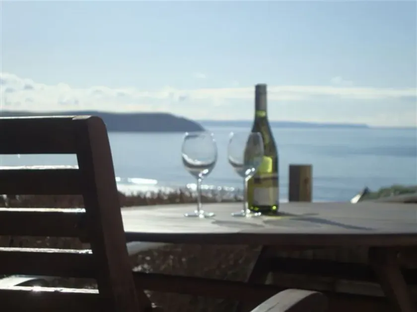 House above the beach sleeps 4 with private parking - Image 1